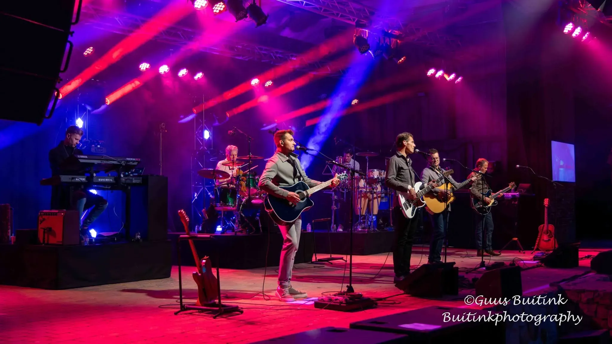 Concert met kleurrijke belichting in Openluchttheater Losser