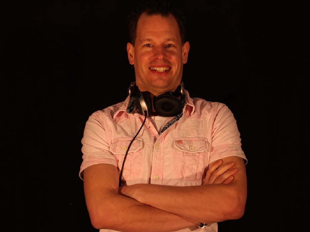Party DJ Bas + DJ Booth & Geluid/licht installatie